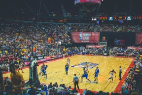 亚博体育官网-里昂强势连胜冲击西甲，库里憾负掘金引爆NBA季后赛